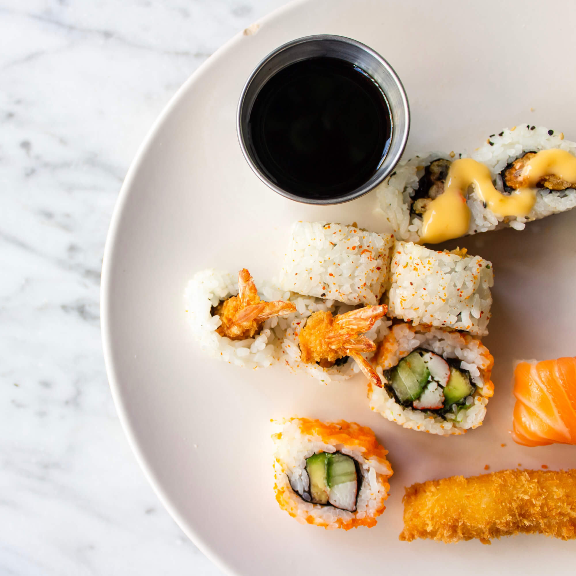 Inside-out spicy tuna and avocado sushi - Farrox