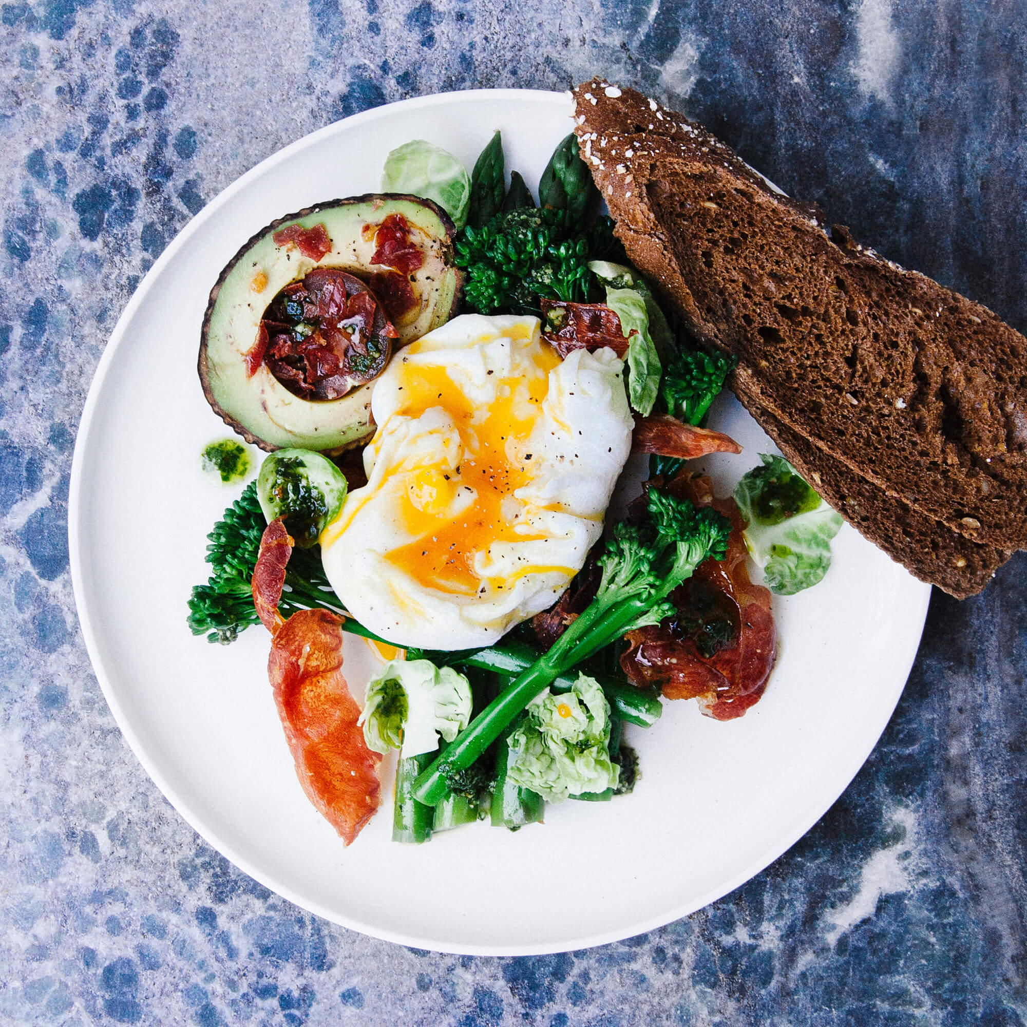 Fried egg and avocado breakfast plate - Farrox